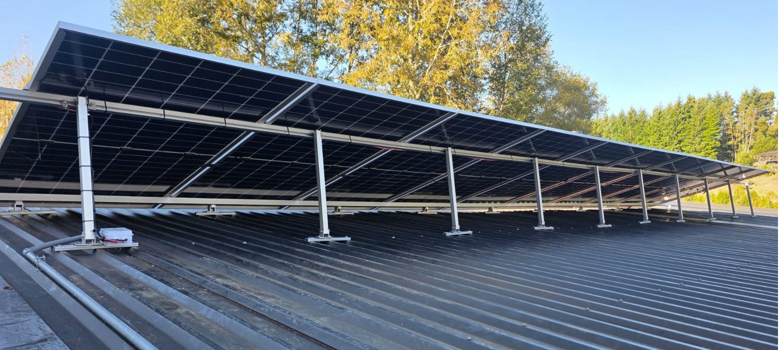 Estructura de paneles solares montada sobre techo en una parcela del sur de Chile