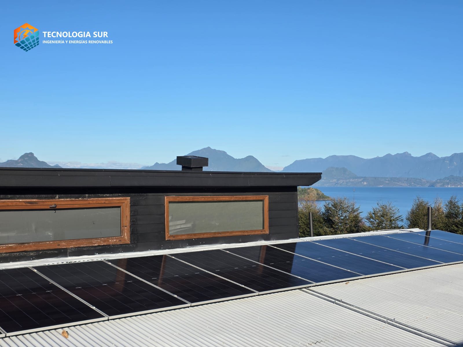 Casa junto a un lago en Futrono con paneles solares en el techo
