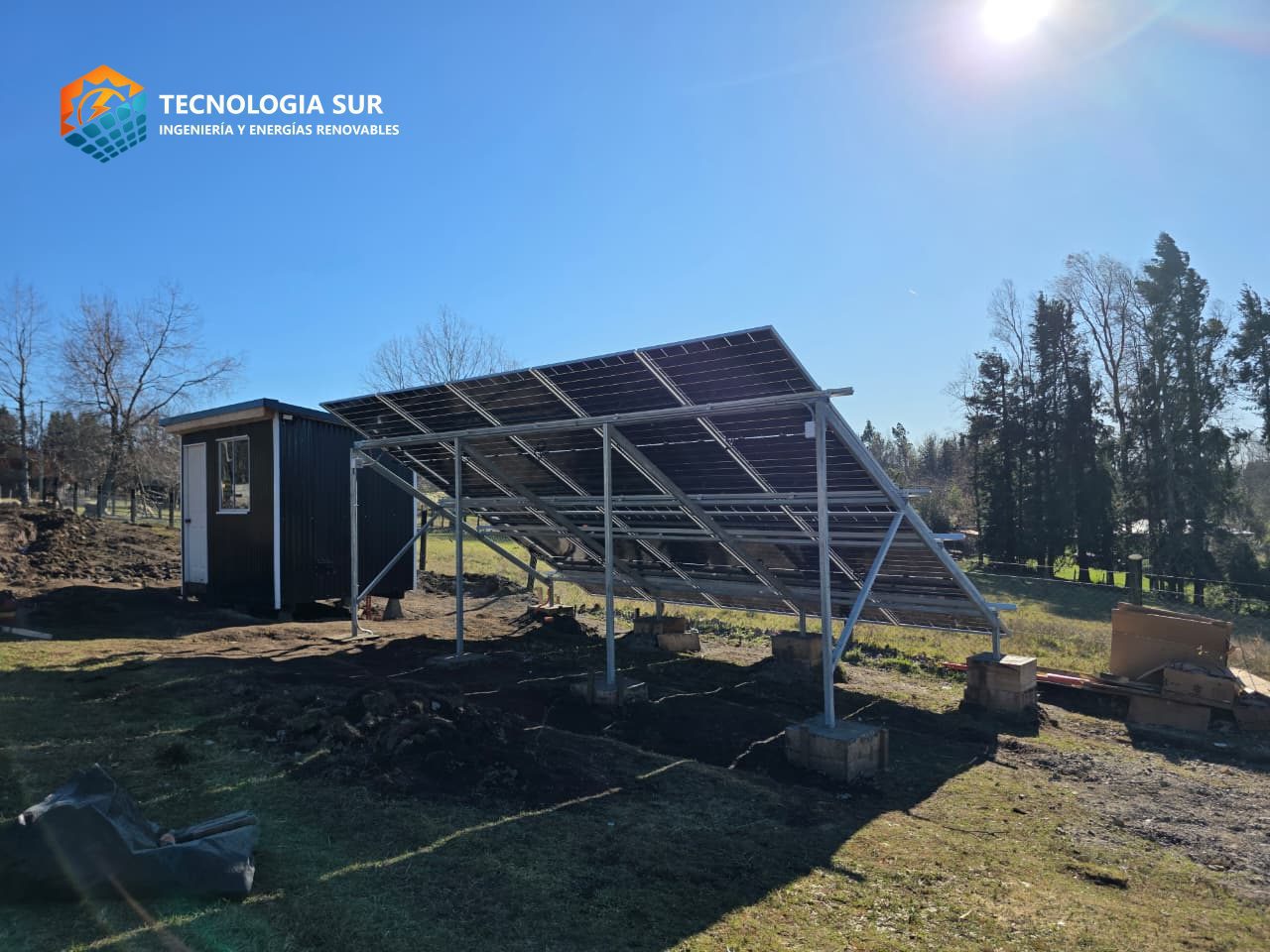 Sistema solar de piso instalado en una parcela de Panguipulli